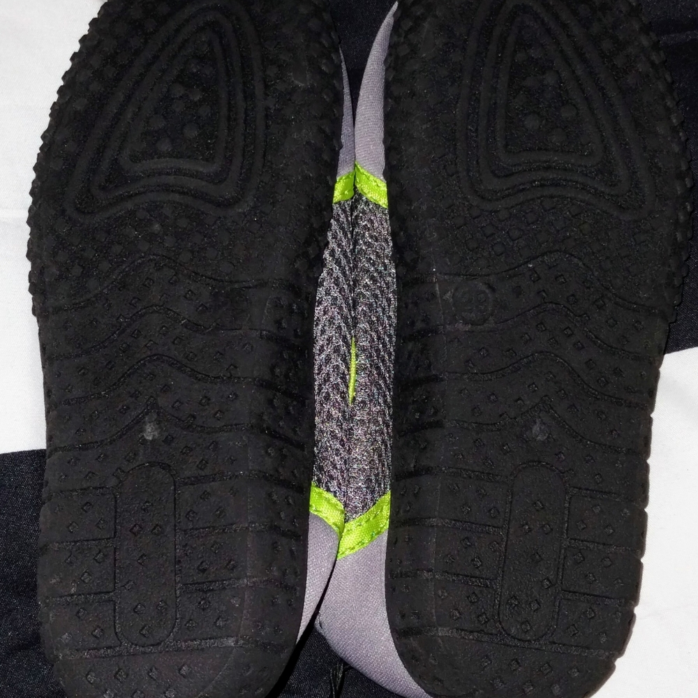 NWT Kids Water/ Swim Shoes Size 11 - Picture 3 of 4